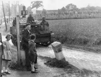3 september 1944: een Bren-carrier van de 2de Gemotoriseerde Eenheid in het Belgische grensdorp Rongy